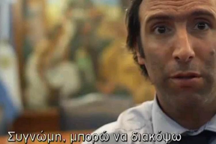 Hernán Lorenzino, en la entrevista con la prensa griega y un rostro que lo dice todo.