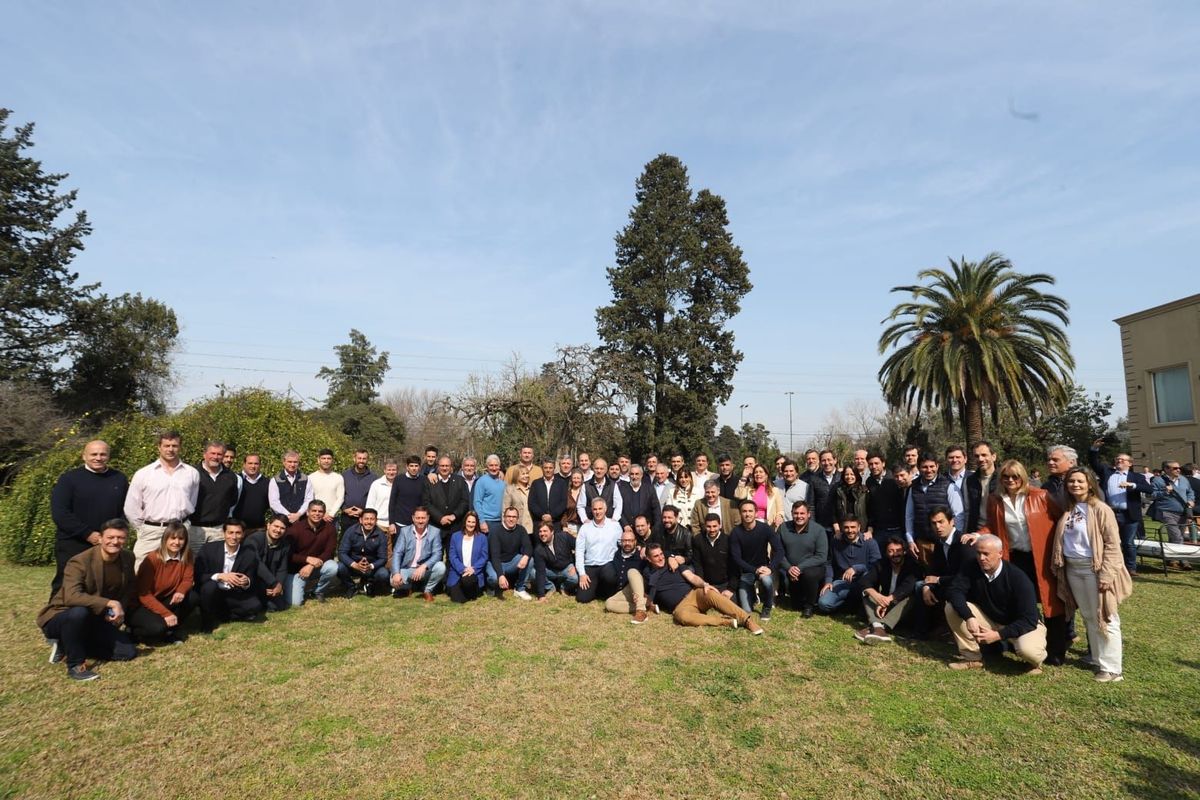 Néstor Grindetti con candidatos, intendentes, legisladores y dirigentes de JxC de la provincia de Buenos Aires. Néstor Grindetti con candidatos, intendentes, legisladores y dirigentes de JxC de la provincia de Buenos Aires.