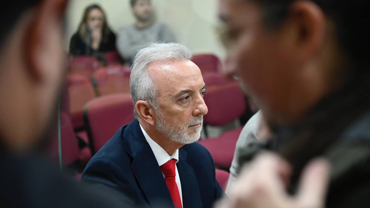 Le sueltan la mano. Le sueltan la mano. 