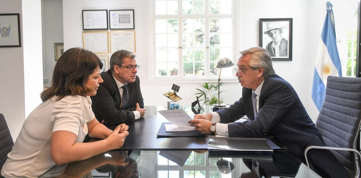 Alberto Fernández junto a la presidenta de la Comisión de Juicio Político de Diputados, Carolina Piccard, y el jefe del bloque oficialista Germán Martínez analizan su ataque contra la CSJN.
