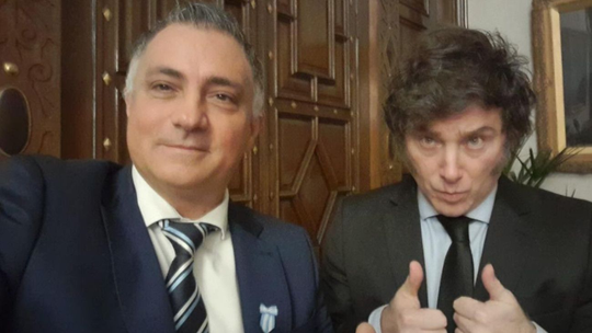 Sebastián Pareja, sumó críticas al acuerdo legislativo sobre la deuda de PBA: “Milei no va a convalidar acuerdos de casta hechos a espaldas de la ciudadanía, que endeudan a los bonaerenses y reparten cargos a cambio de un voto, aumentando aún más el gasto en estructuras públicas ineficientes”. Sebastián Pareja, sumó críticas al acuerdo legislativo sobre la deuda de PBA: “Milei no va a convalidar acuerdos de casta hechos a espaldas de la ciudadanía, que endeudan a los bonaerenses y reparten cargos a cambio de un voto, aumentando aún más el gasto en estructuras públicas ineficientes”.