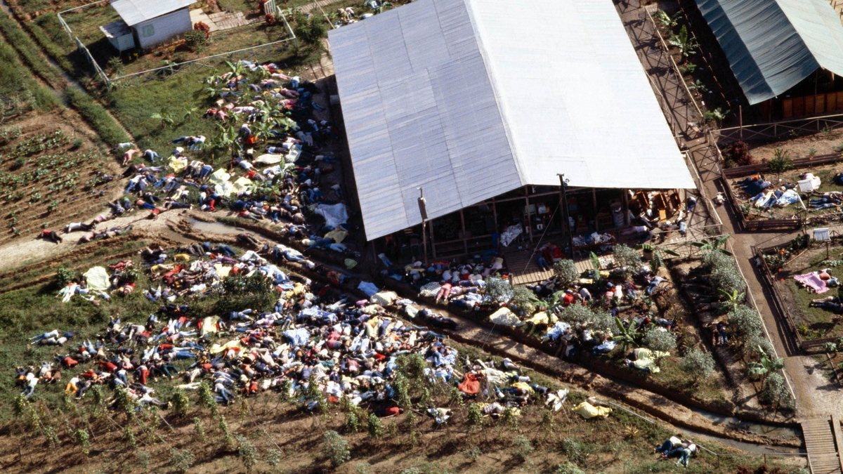 No es el set de una serie, es una imagen real de lo ocurrido en Jonestown. No es el set de una serie, es una imagen real de lo ocurrido en Jonestown.