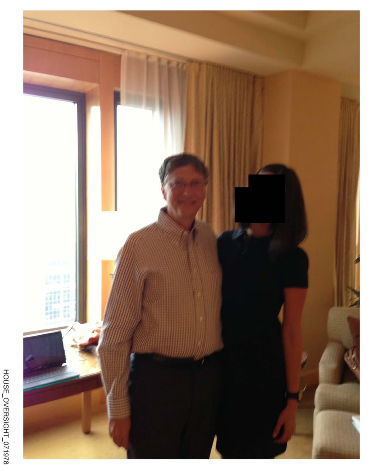 Bill Gates, junto a una mujer sin identificar, en una de las fotos de los archivos de Epstein difundidas este jueves. Bill Gates, junto a una mujer sin identificar, en una de las fotos de los archivos de Epstein difundidas este jueves.