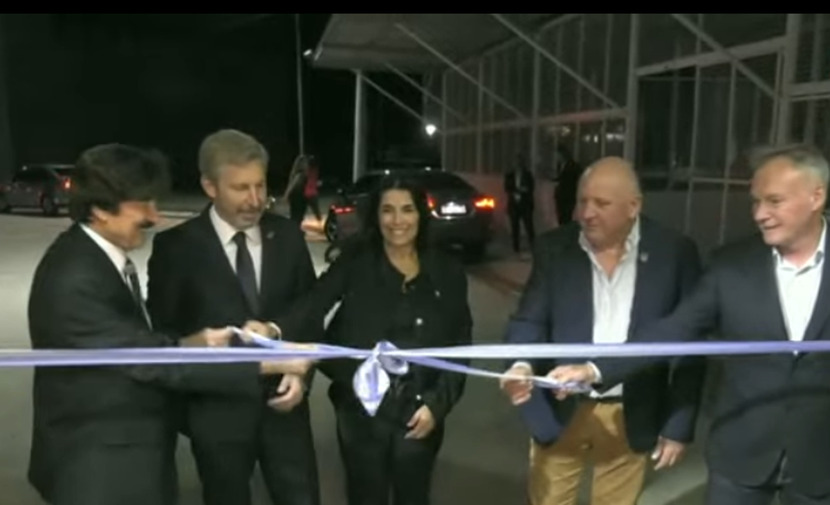 Simbólico corte de cintas. Simbólico corte de cintas.