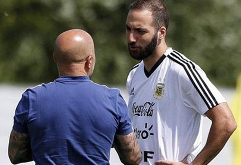 Jorge Higuain, padre de Gonzalo ‘Pipita’ Higuain, criticó duramente al técnico Jorge Sampaoli tras la eliminación de Argentina en el Mundial Rusia 2018.