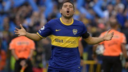 Juan Román Riquelme se luce pateando tiros libres