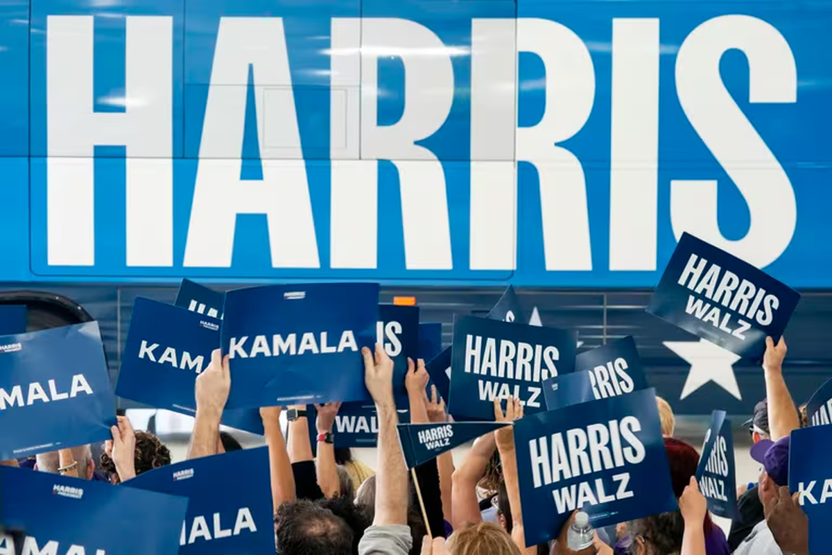 Seguidores de los candidatos demócratas Kamala Harris y Tim Walz quieren un gran acto que certifique el revivir del partido en Chicago (EFE/EPA/SHAWN THEW) Seguidores de los candidatos demócratas Kamala Harris y Tim Walz quieren un gran acto que certifique el revivir del partido en Chicago (EFE/EPA/SHAWN THEW)