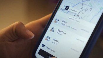 Madre alertó a la policía al notar la desviación del viaje en Uber. Madre alertó a la policía al notar la desviación del viaje en Uber.