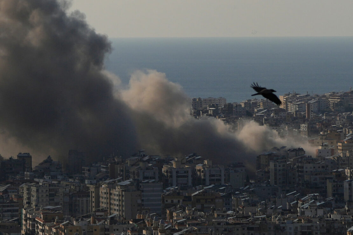 Una columna de humo se eleva sobre Dahie, en el sur de Beirut, tras bombardeos israelíes, el 2 de marzo de 2026. | Hassan Ammar / AP Photo Una columna de humo se eleva sobre Dahie, en el sur de Beirut, tras bombardeos israelíes, el 2 de marzo de 2026. | Hassan Ammar / AP Photo