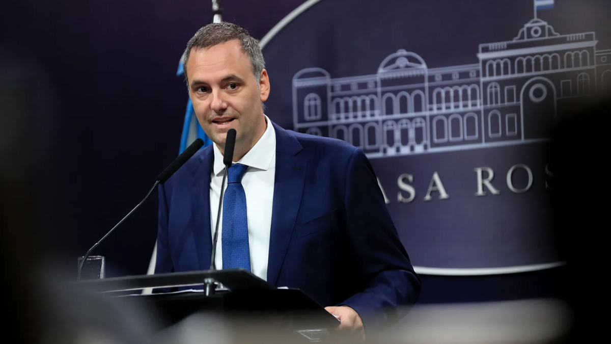 La salida de Manuel Adorni llegó tras meses de polémicas e investigaciones. Con su imagen desgastada, el humor encontró el momento ideal para convertirlo en objeto de burlas. La salida de Manuel Adorni llegó tras meses de polémicas e investigaciones. Con su imagen desgastada, el humor encontró el momento ideal para convertirlo en objeto de burlas.