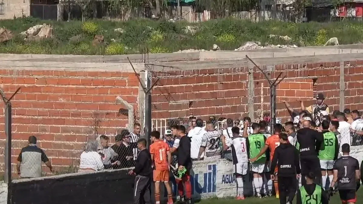 Elclásico de la Primera C entre Claypole y Berazategui terminó en escándalo entreambas hinchadas y hasta golpearon al presidente en silla de ruedas. (Foto:Gentileza: @ElShowdelSur)