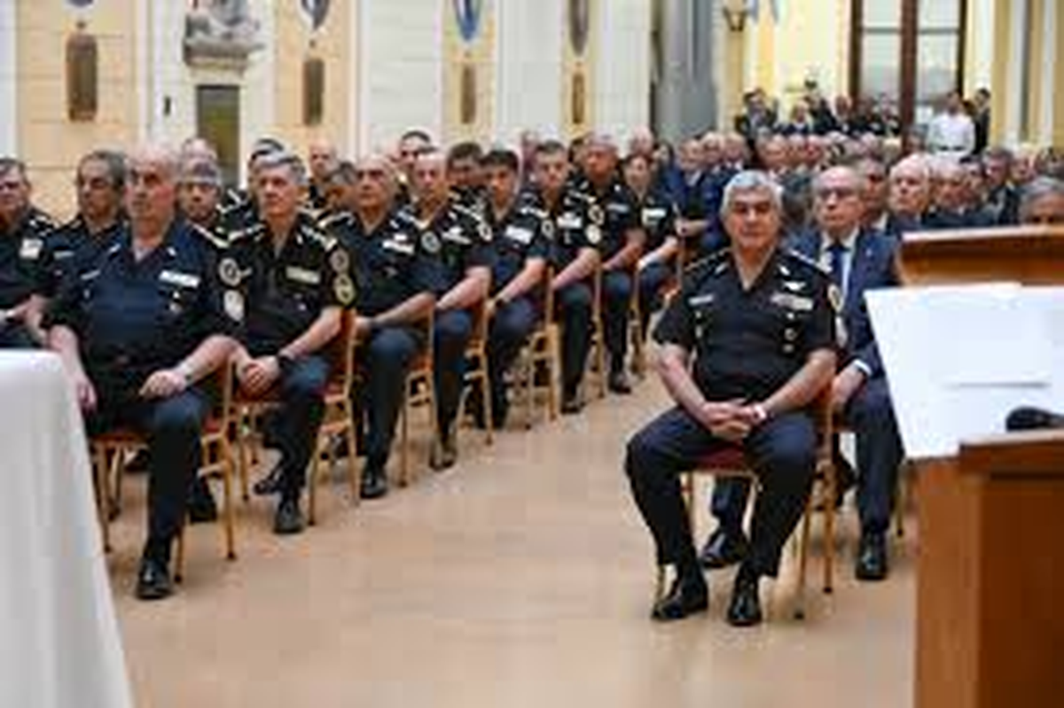 La ministra de Seguridad, Alejandra Monteoliva designó nueva cúpula de la PFA pero ratificó en sus funciones al comisario general Luis Rollé como jefe de la PFA y al comisario general Mariano Giuffra como subjefe.