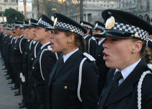 Policía Metropolitana en saludo conjunto.