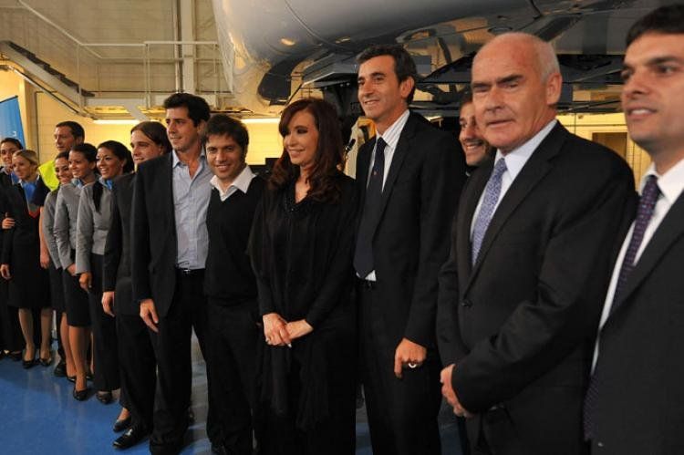 Cristina en el acto de ayer, inaugurando la terminal B del aeropuerto de Ezeiza. Junto a ella, Kicillof, Recalde, Wado de Pedro y Randazzo, entre otros. (Foto: Presidencia)