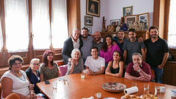 El partido oficialista insiste con bomba de humo para confundir a JxC y esconder su conflictivo armado electoral. El partido oficialista insiste con bomba de humo para confundir a JxC y esconder su conflictivo armado electoral.