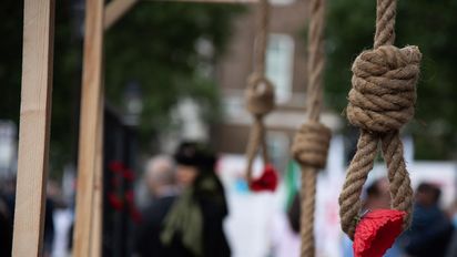 Horror en Irán: Cuelgan a 2 ateos por blasfemar el Corán