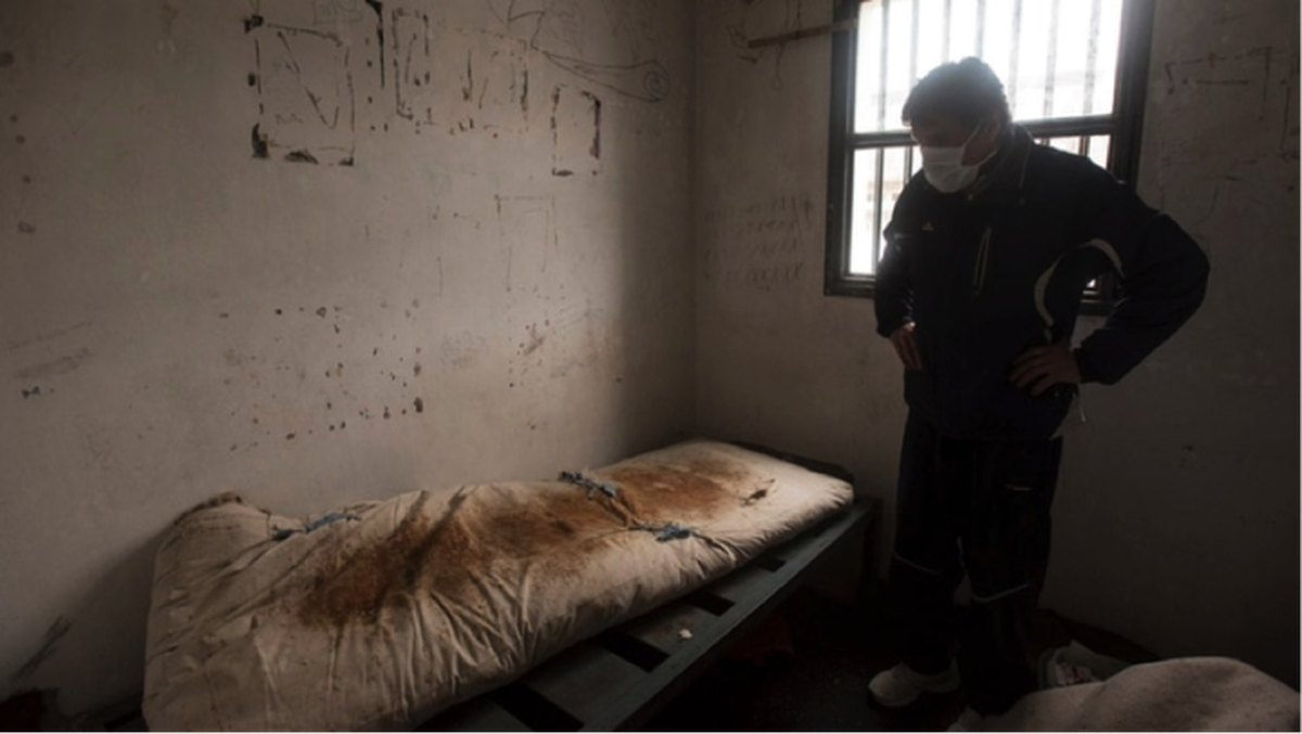 En la enfermería. El colchón está cubierto de excrementos, las paredes están manchadas y hay suciedad por todas partes. El olor nauseabundo es descrito por el visitante como “irrespirable”.