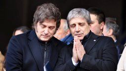 Javier Milei y Luis Caputo rezando (GROK). Javier Milei y Luis Caputo rezando (GROK).