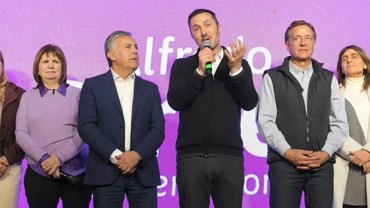 Bullrich con Cornejo y Petri en la noche de las PASO mendocinas. Bullrich con Cornejo y Petri en la noche de las PASO mendocinas.