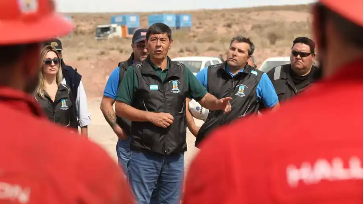 Según información del sindicato de petroleros, son siete las firmas que actualmente forman parte del consorcio que financia las evacuaciones con el helicóptero: YPF, PAE, Vista, Tecpetrol, Pluspetrol, Aconcagua y Pampa Energía. Según información del sindicato de petroleros, son siete las firmas que actualmente forman parte del consorcio que financia las evacuaciones con el helicóptero: YPF, PAE, Vista, Tecpetrol, Pluspetrol, Aconcagua y Pampa Energía.