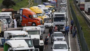 Cerca del 85% de los granos del país se transporta internamente en camiones. Cerca del 85% de los granos del país se transporta internamente en camiones.