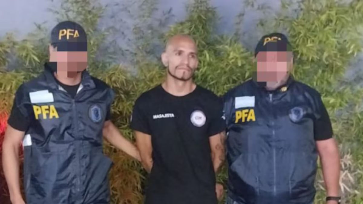 La&nbsp;Policía Federal&nbsp;detuvo este domingo en la localidad bonaerense de Avellaneda al sospechoso&nbsp;acusado de haber lanzado una bomba molotov&nbsp;contra las fuerzas de seguridad en las afueras del&nbsp;Congreso de la Nación&nbsp;mientras se debatía la ley de&nbsp;Reforma Laboral, indicó Monteoliva en X.