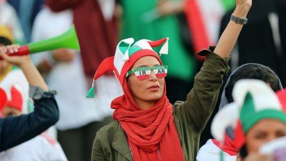 Próximamente, Qatar 2022: Mujeres iraníes asisten a partido de fútbol