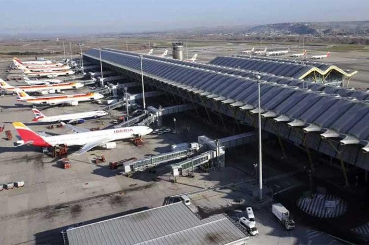 Aeropuerto de Barajas, Madrid, España: Una de las plazas de rescate de argentinos varados.