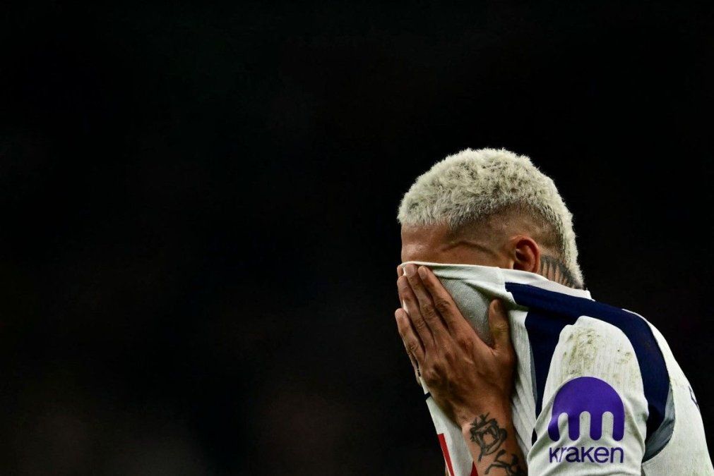 Richarlison se lamenta durante un partido del Tottenham en la Premier League, en medio de la difícil temporada que atraviesa el club londinense.