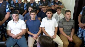 Los 8 acusados por el crimen de Fernándo Báez Sosa, por primera vez sin barbijos ante las cámaras. Los 8 acusados por el crimen de Fernándo Báez Sosa, por primera vez sin barbijos ante las cámaras.
