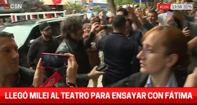 Javier Milei ingresando al teatro para ensayar con Fátima Florez.