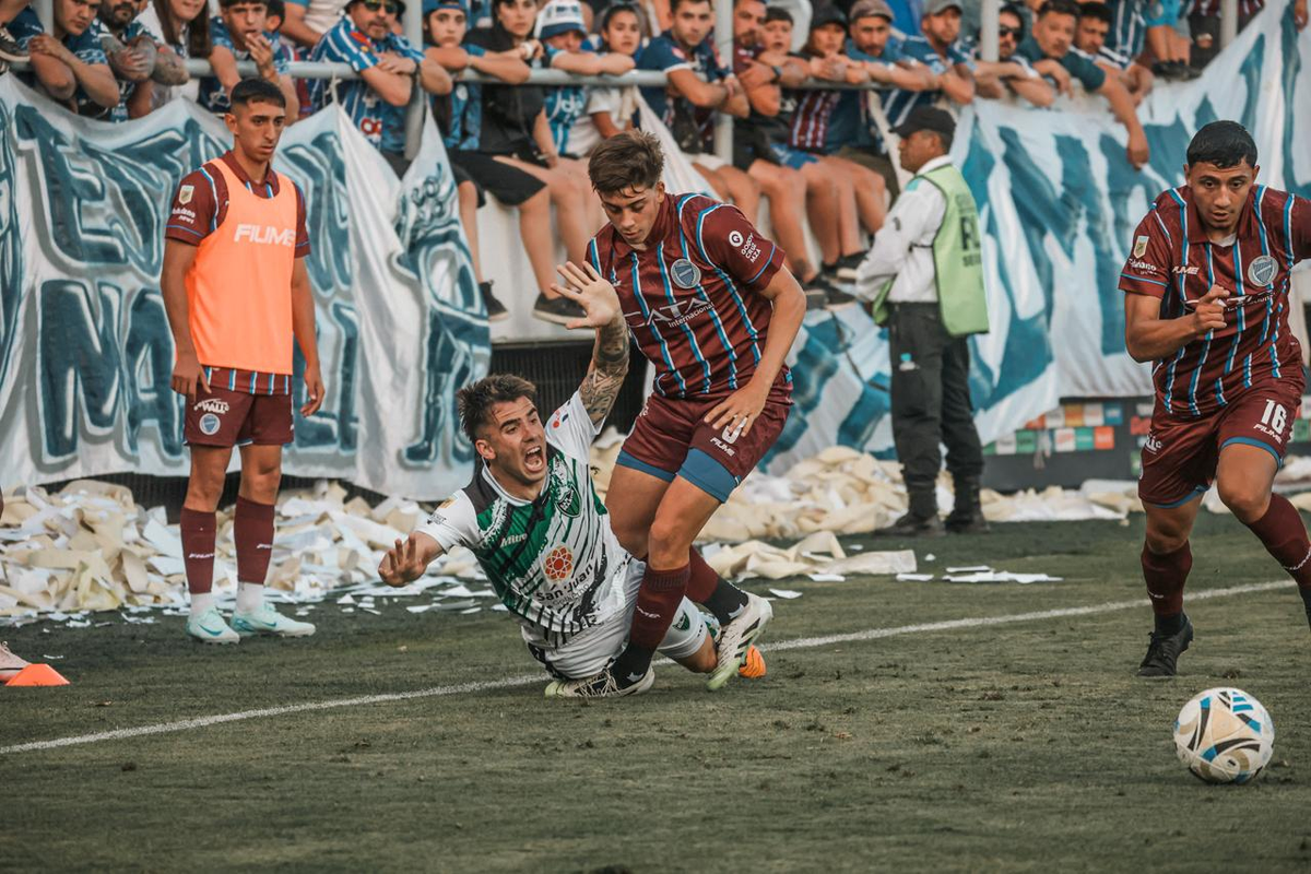 Encuentro luchado en el Estadio Feliciano Gambarte Encuentro luchado en el Estadio Feliciano Gambarte