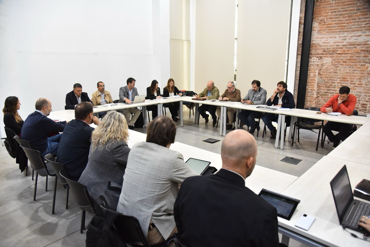 Mesa de diálogo. Mesa de diálogo.