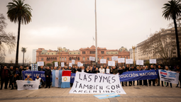 Movilización de PyMES frenta a Casa Rosada.