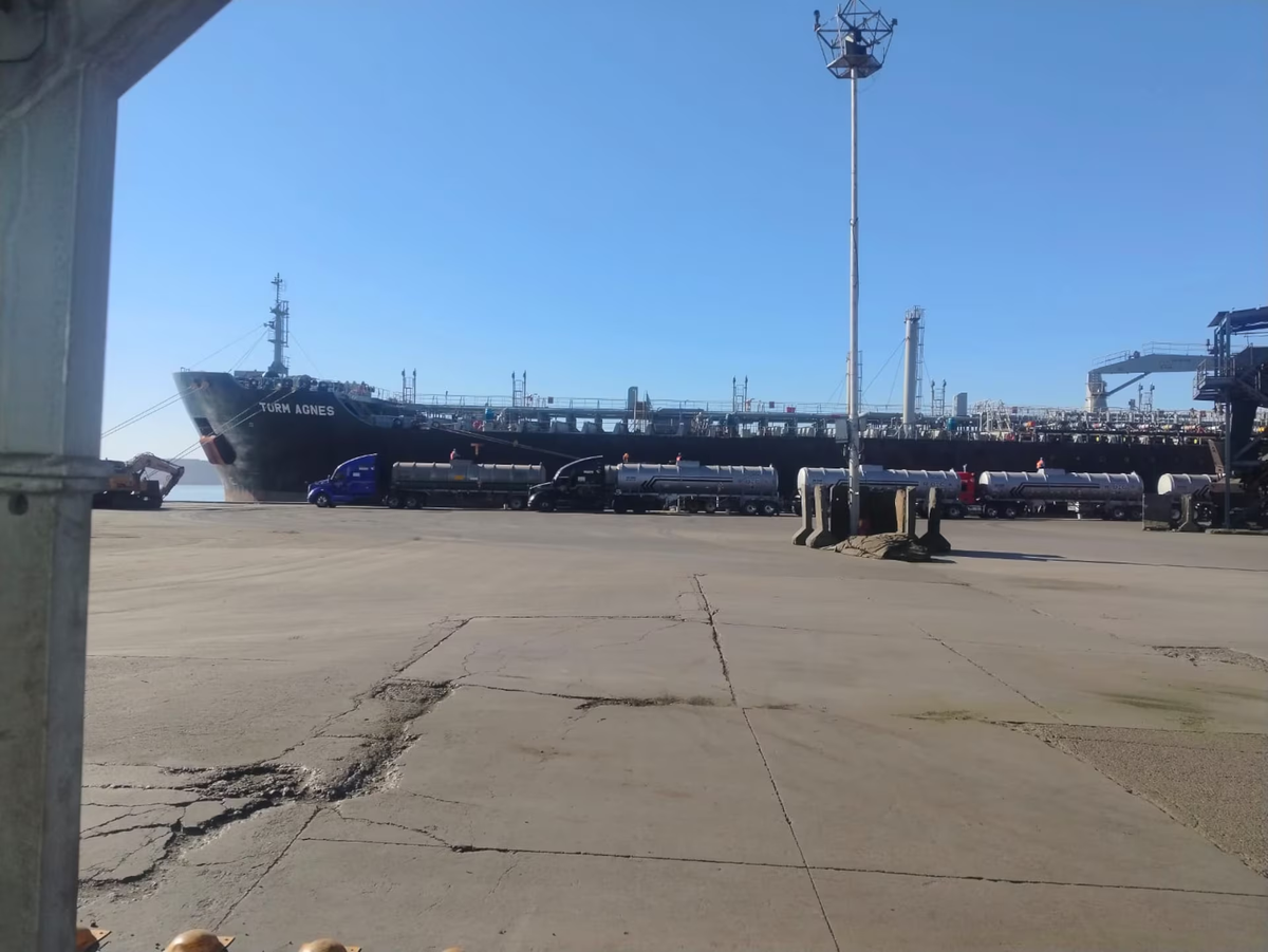 Camiones cisterna hacen fila en el puerto de Guaymas, México, para descargar diésel del buque tanque Torm Agnes a finales de marzo de 2025. El exportador de dicha carga, Ikon Midstream, está siendo investigado en México en relación con el contrabando de combustible vinculado a cárteles. Reuters pudo confirmar la ubicación mediante imágenes de archivo y satelitales, y los datos de seguimiento de buques cisterna mostraron que la embarcación atracó en Guaymas el 20 de marzo de 2025. VÍA X.COM Camiones cisterna hacen fila en el puerto de Guaymas, México, para descargar diésel del buque tanque Torm Agnes a finales de marzo de 2025. El exportador de dicha carga, Ikon Midstream, está siendo investigado en México en relación con el contrabando de combustible vinculado a cárteles. Reuters pudo confirmar la ubicación mediante imágenes de archivo y satelitales, y los datos de seguimiento de buques cisterna mostraron que la embarcación atracó en Guaymas el 20 de marzo de 2025. VÍA X.COM