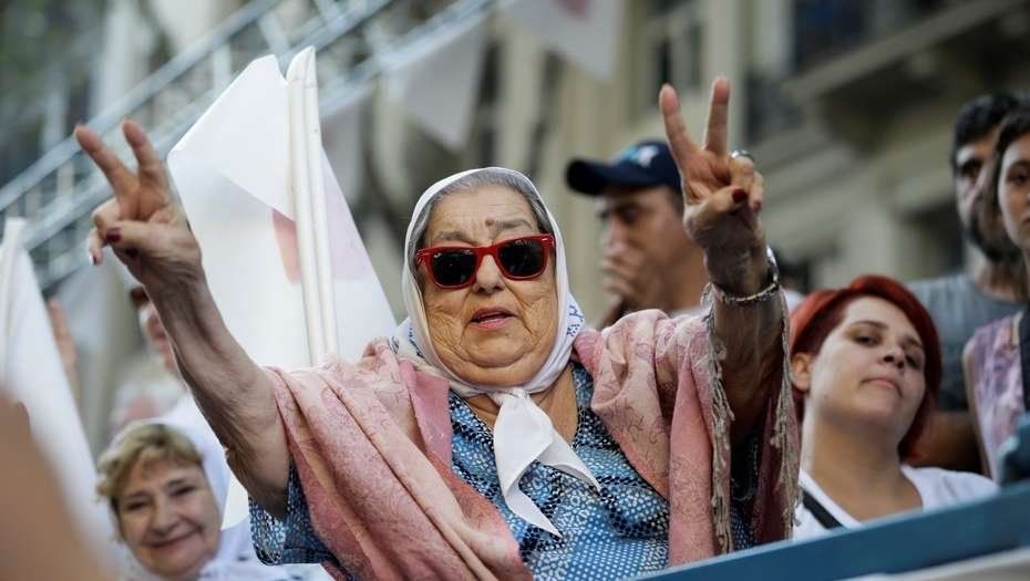 Hebe de Bonafini, será recordada como histórica dirigente de Madres de Plaza de Mayo quien alentó dar vueltas, todos los jueves, en reclamo por la desaparición de militantes durante el llamado, proceso de reorganización nacional, lanzado el 24 de marzo de 1976. 