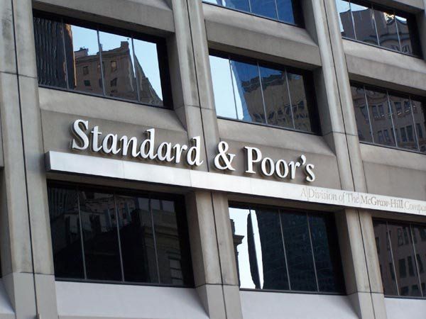 La multa final a S&P es pequeña cuando se compara con los US$16.650 millones que el pasado verano (boreal) se impuso a Bank of America por la manera en la que Merrill Lynch y Countrywide empaquetaron la deuda hipotecaria. Hace un año JPMorgan Chase pactó