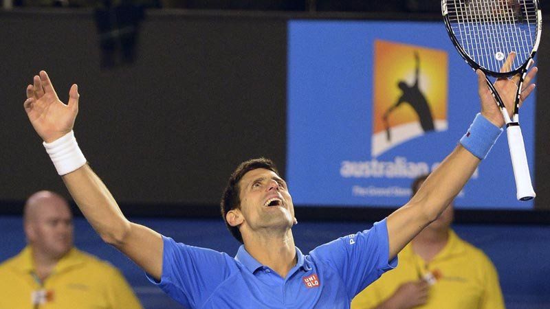 El serbio, Novak Djokovic, celebra su título del Abierto de Australia 2015 tras ganarle en el partido final al británico Andy Murray por 7-6 (7/5), 6-7 (4/7), 6-3 y 6-0.