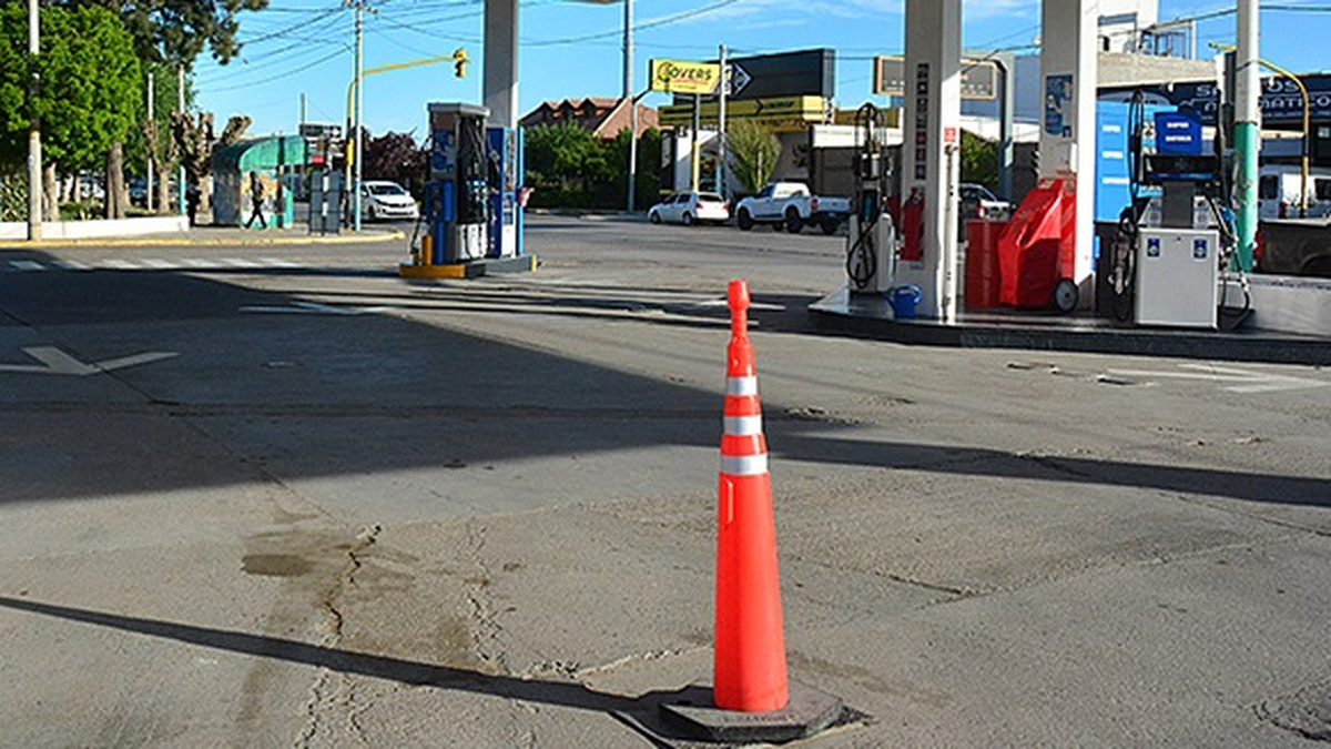 Cargar nafta súper en las estaciones de servicio YPF resulta una odisea... Cargar nafta súper en las estaciones de servicio YPF resulta una odisea...