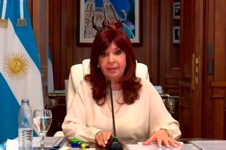 Cristina Kirchner, hablando desde el Senado en la audiencia por el dólar futuro