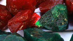 Losrubíes son rojos y las esmeraldas verdes están compuestas por un mismo elementoquímico: el cromo.