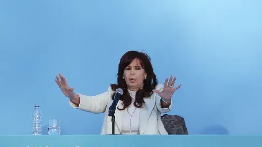 CFK de nuevo al cruce de Luis Caputo.