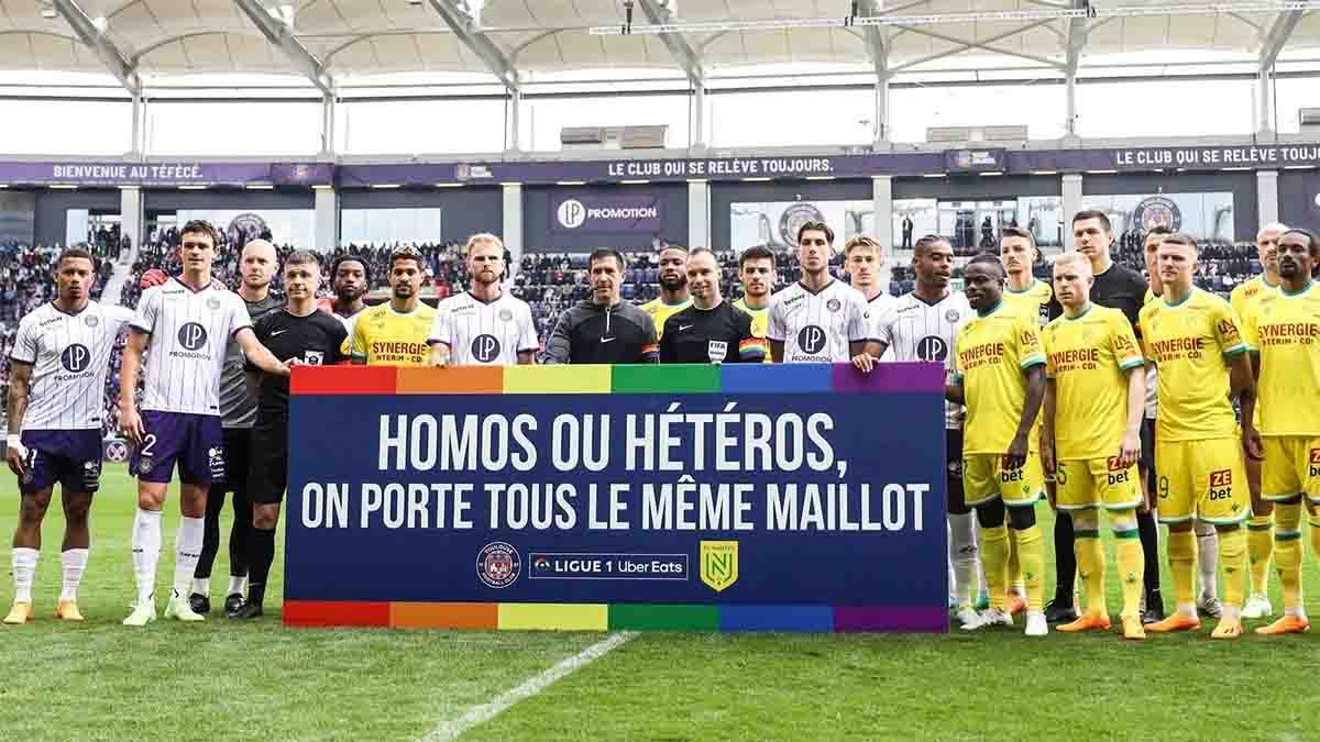 La Ligue 1 de Francia quedó involucrada en un escándalo luego de que dos futbolistas fueran sancionados por ocultar distintivos contra la homofobia. La Ligue 1 de Francia quedó involucrada en un escándalo luego de que dos futbolistas fueran sancionados por ocultar distintivos contra la homofobia.