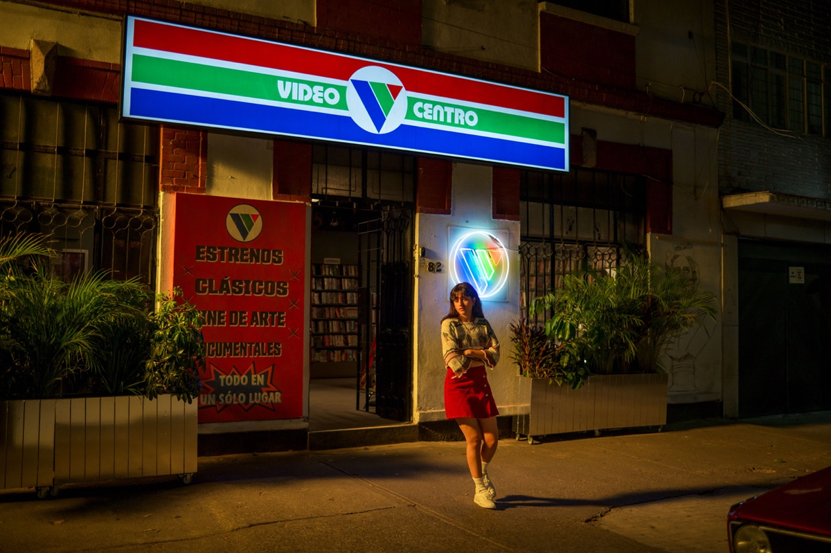 Aunque no siempre logra profundizar en todos los aspectos que toca, ofrece una mirada fresca y necesaria sobre la adolescencia. Aunque no siempre logra profundizar en todos los aspectos que toca, ofrece una mirada fresca y necesaria sobre la adolescencia.