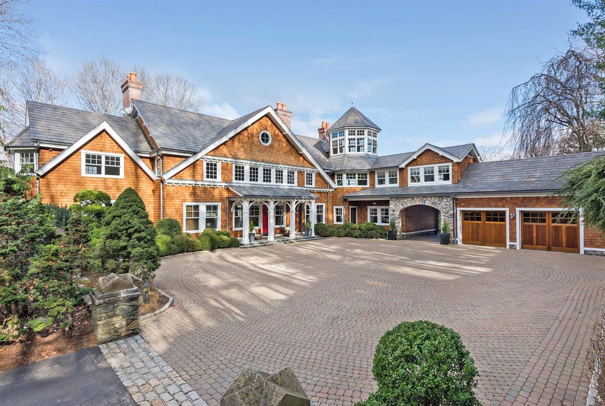 Located in New York, it was sold for 7.66 million dollars in 2020. The property includes 4 detached houses, 2 garages, a swimming pool and a tennis court.  The actor is believed to have lost $5 million in this transaction, according to Page Six.