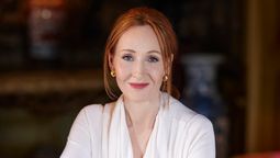 Famosa por crear a Harry Potter, uno de los magos más famosos de la literatura universal, J.K. Rowling tuvo un inicio difícil y controversias sobre la biología. Famosa por crear a Harry Potter, uno de los magos más famosos de la literatura universal, J.K. Rowling tuvo un inicio difícil y controversias sobre la biología.