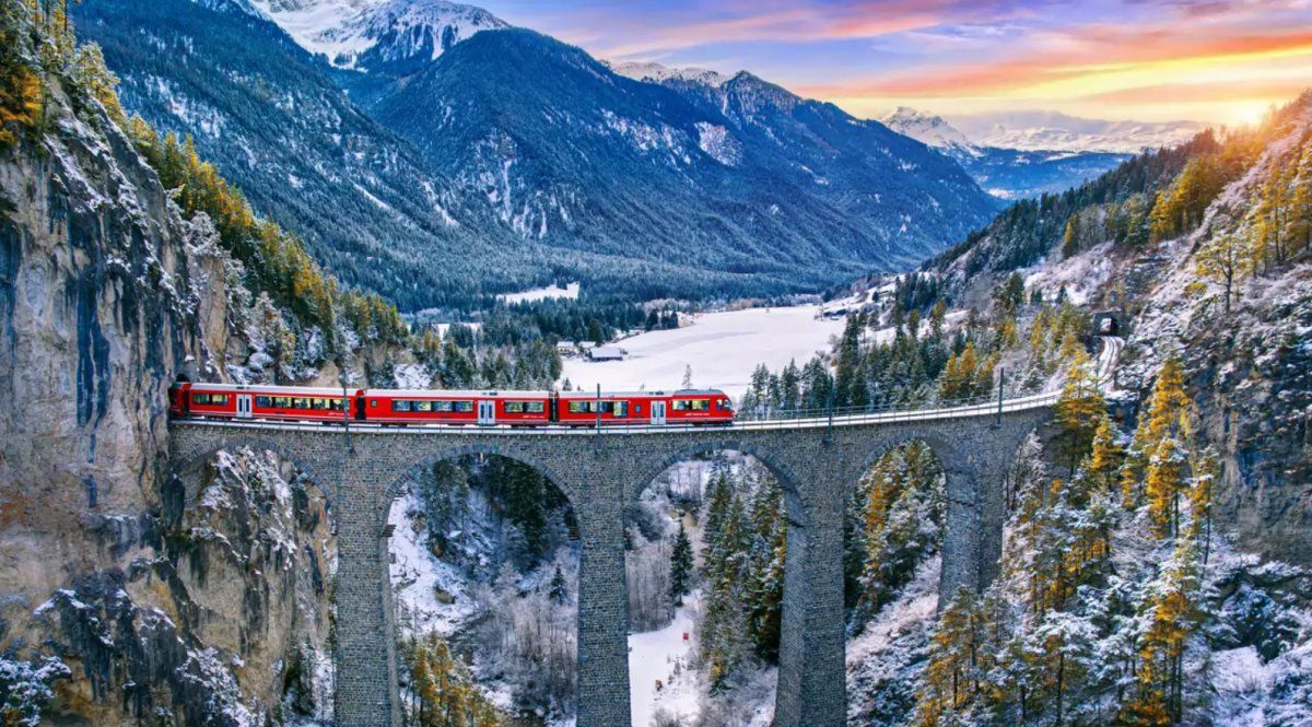 El Glacier Express cruza los Alpes suizos con sus vagones panorámicos, en uno de los viajes en tren más espectaculares del mundo.