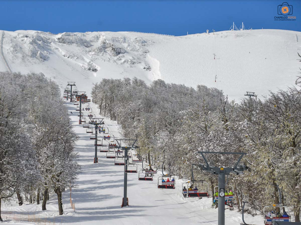 El Cerro Chapelco es uno de los mejores centros de esquí en Neuquén, ideal para visitar en vacaciones de invierno. El Cerro Chapelco es uno de los mejores centros de esquí en Neuquén, ideal para visitar en vacaciones de invierno.