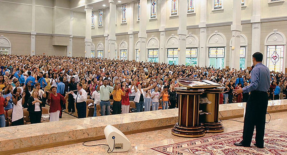 La iglesia evangélica se expandió mundialmente y ha sido acusada de actividades ilegales y corrupción. 