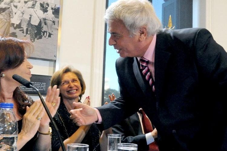 Conocida foto de la única vez que, desde que es otra vez gobernador, José Manuel De la Sota pudo llegar hasta Cristina Fernández.